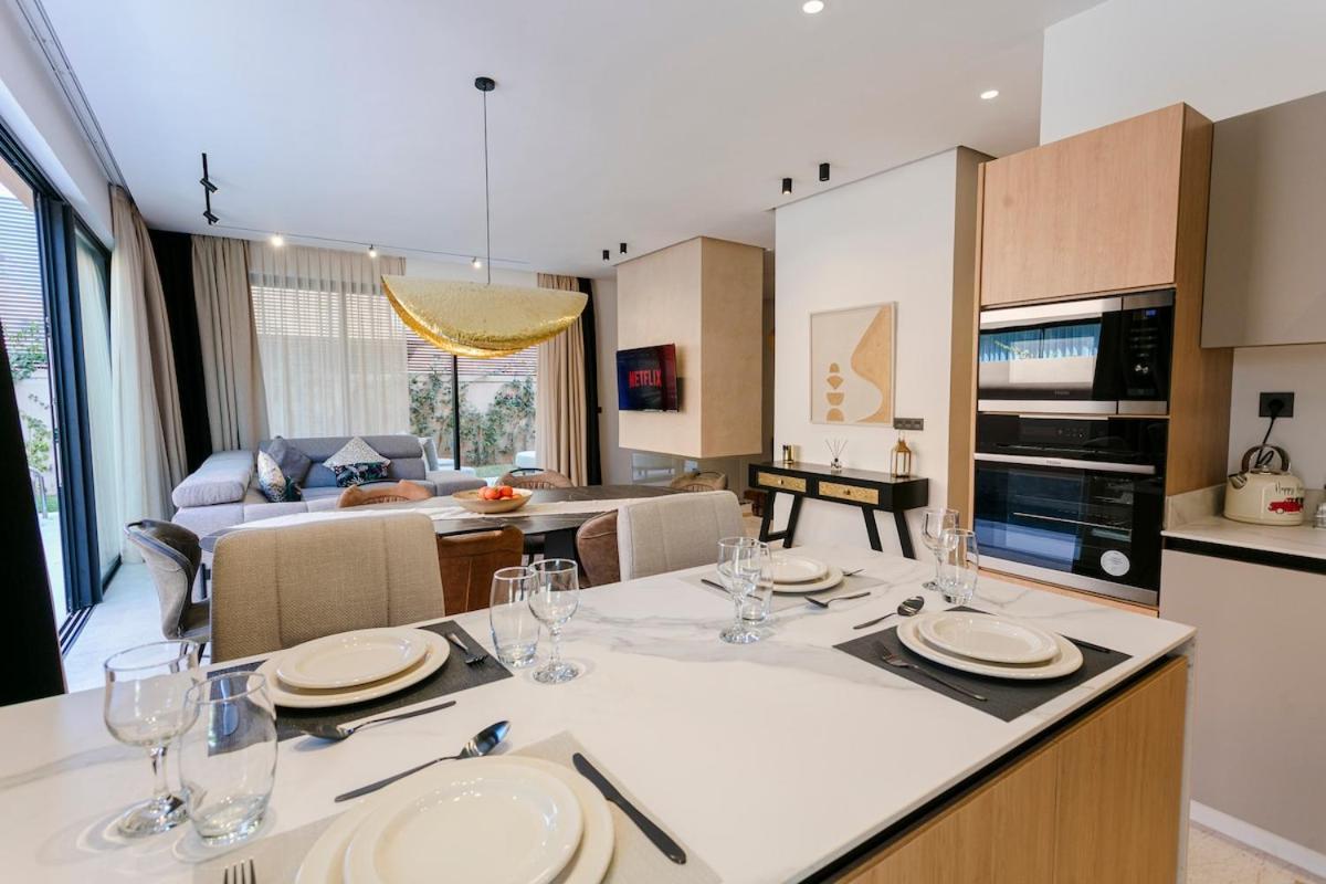 Beautiful 4 Bedroom Rooftop Pool Appartamento