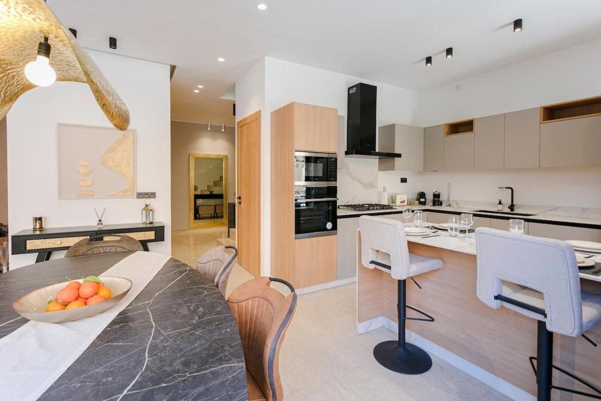 Appartement Beautiful 4 Bedroom Rooftop Pool