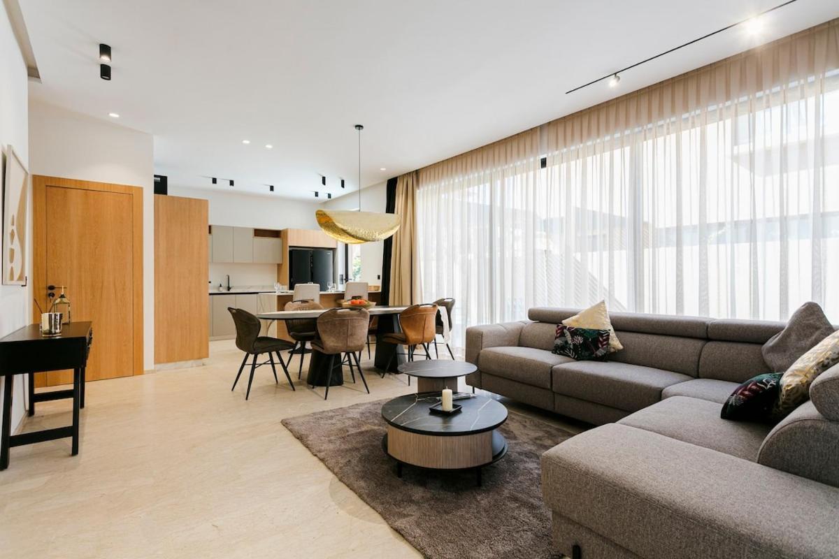 Beautiful 4 Bedroom Rooftop Pool Appartement *